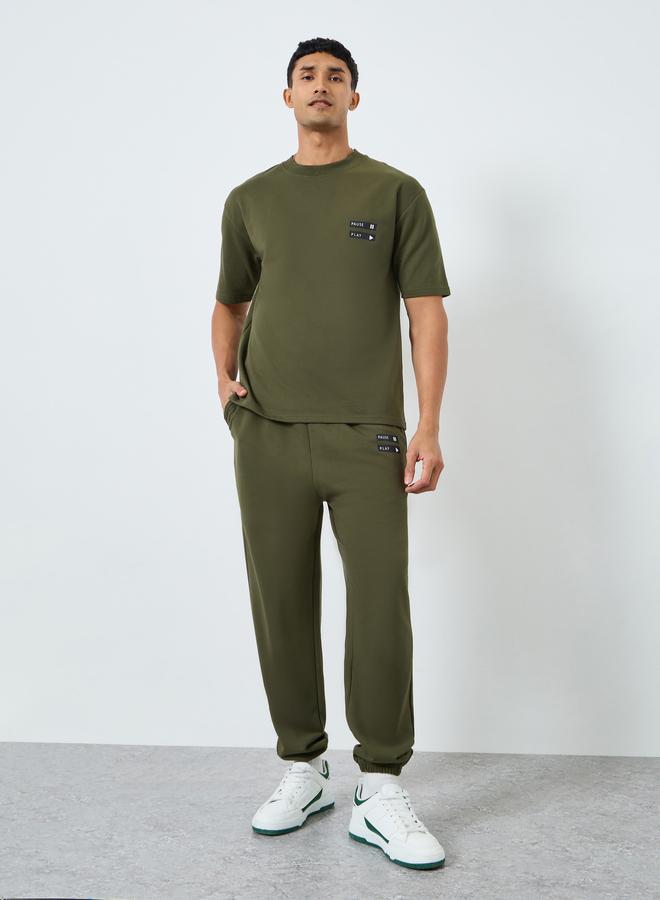 ستايلي طقم منسق من تيشيرت بقصة واسعة وجوغر للرجال - Image 1